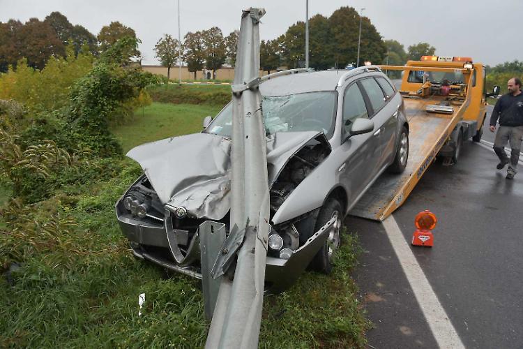 Perde il controllo dell'auto, finisce in ospedale con la moglie