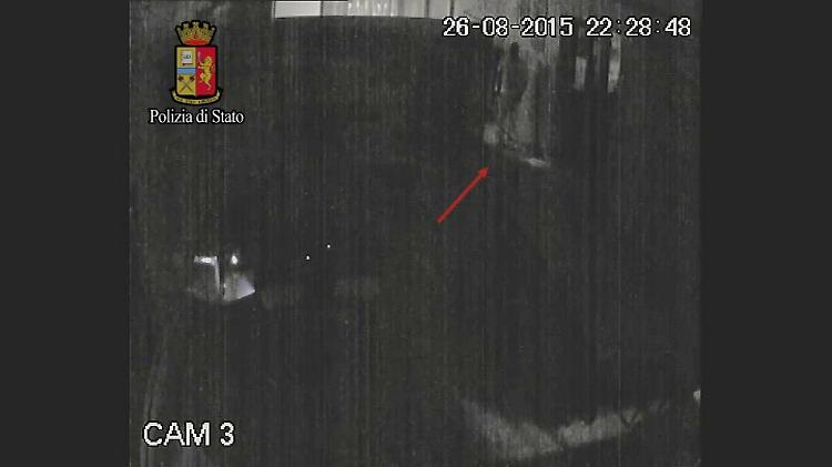Furto in un bar, incastrato dipendente e un complice