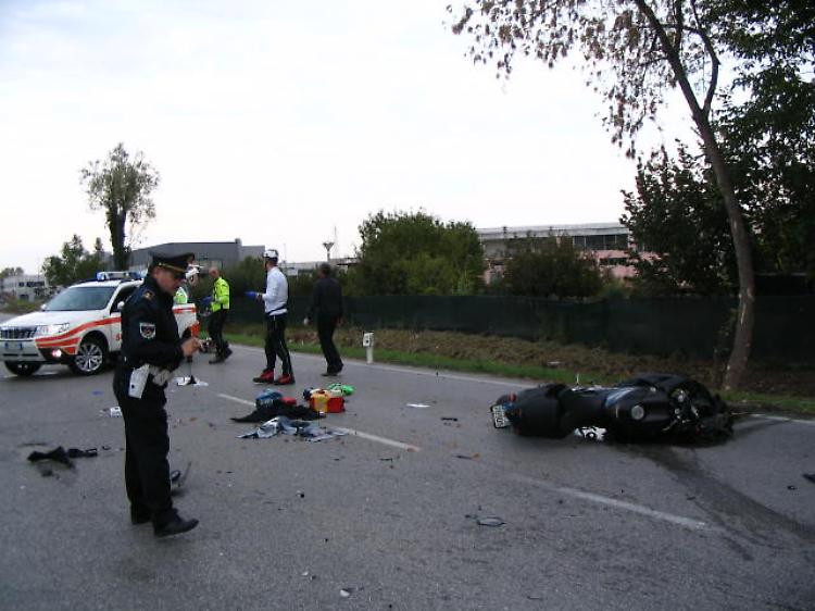 Scontro tra una moto e un furgone, grave un 41enne di Vescovato