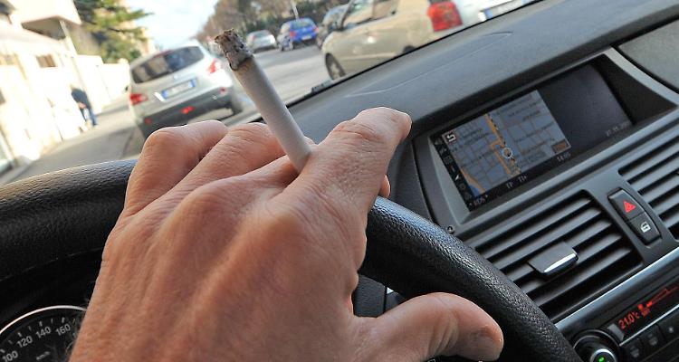 Vietato fumare in auto con bimbi e donne incinte