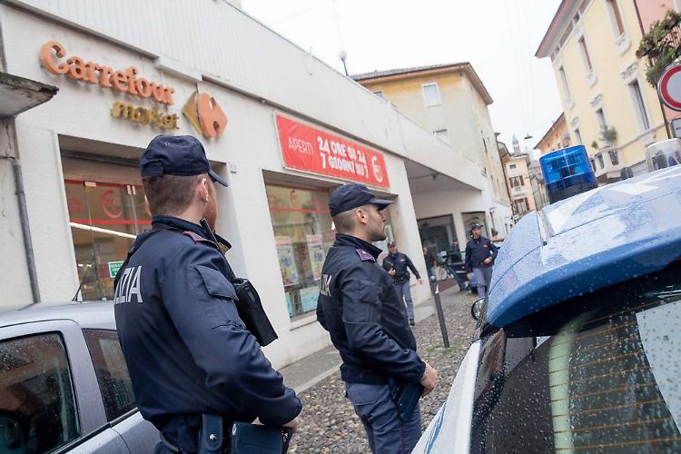 Stretta sulla sicurezza, ordinanza: stop alla vendita di alcol al Carrefour dalle 20 alle 6