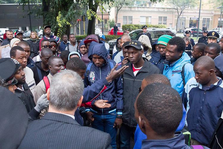 Casa dell'Accoglienza, sit-in: migranti protestano in strada