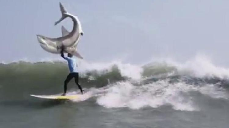 Surfista ''doma'' lo squalo, lo spot fa arrabbiare la mamma