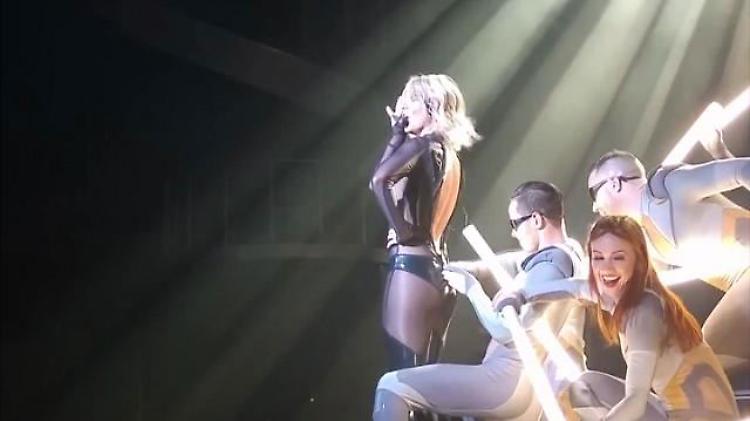 Britney Spears si arrende alla cerniera: la zip cede ma lei continua lo show
