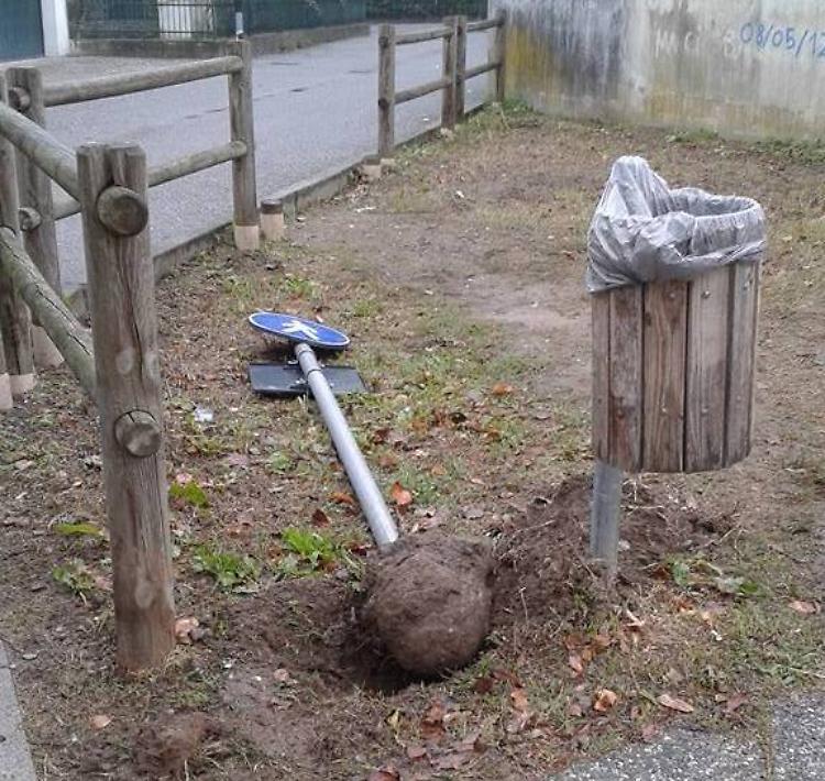 Vandali al Parco della Pace: cartelli divelti e sporcizia