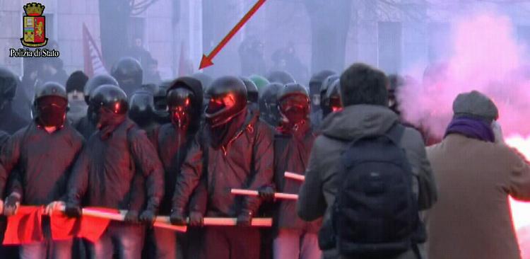 Le 'divise' dei black bloccomprate al Decathlon 