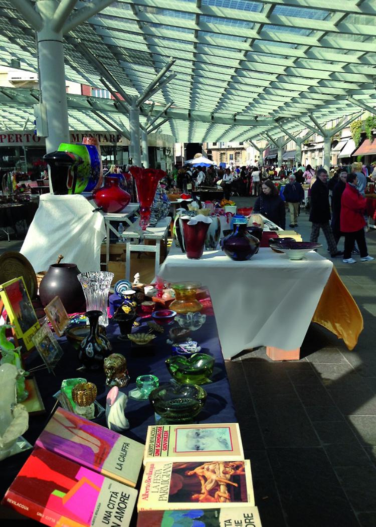 Parma. Mercato di Tutti i Santi in Piazza Ghiaia 