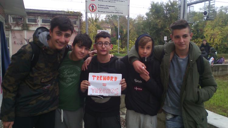Treni cancellati, studenti a piedi