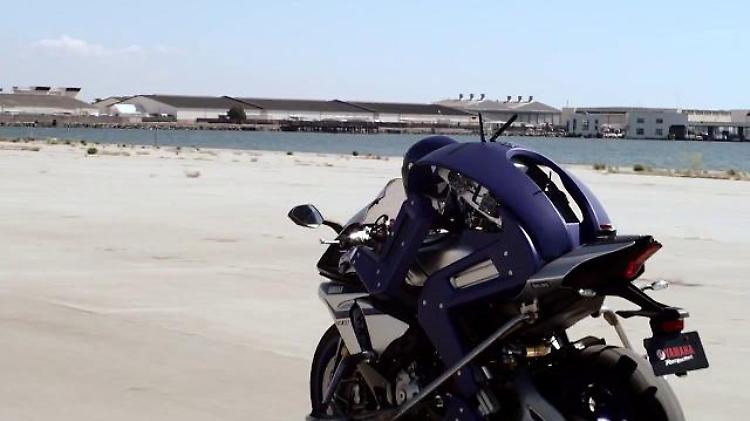 Yamaha lancia 'Motobot': anche il centauro robot sfida Valentino Rossi