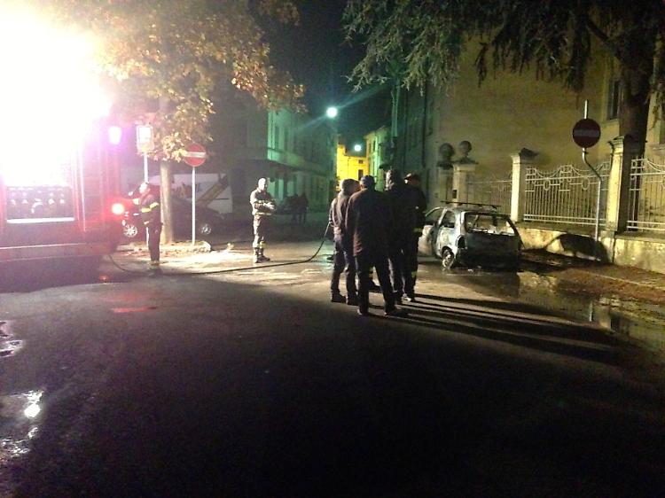 Auto a fuoco in via MarconiCaos in paese, non si esclude il dolo