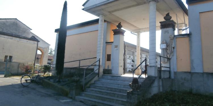 In visita al cimitero, derubati: vetro in frantumi, via la borsetta