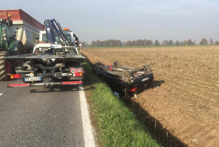 Fuori strada con l'auto, miracolato