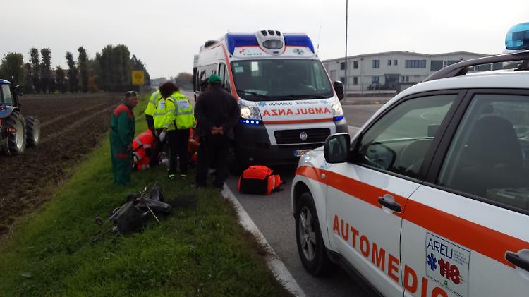 Ciclista investito finisce in ospedale