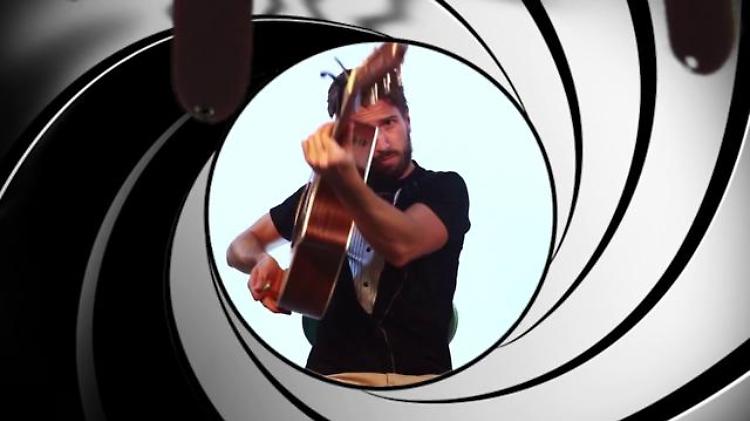 Voce e chitarra, tutte le colonne sonore di James Bond in un minuto
