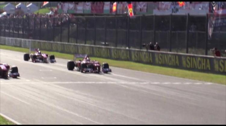 Burnout, giri veloci e pit stop: Vettel e Raikkonen in pista per il pubblico del Cavallino