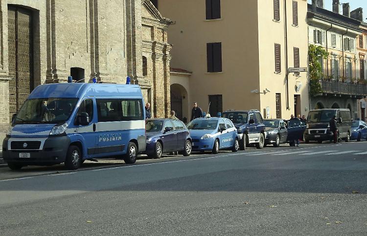 Blitz in due laboratori cinesi, mobilitazione in paese
