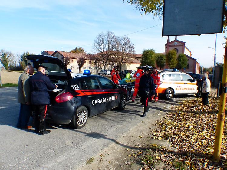Ciclista travolta da un'auto, ferita una giovane donna