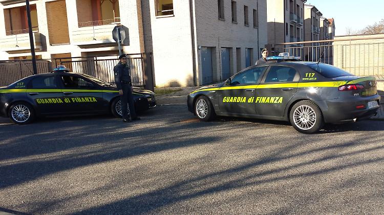Blitz nei laboratori, igiene carente e cinesi irregolari