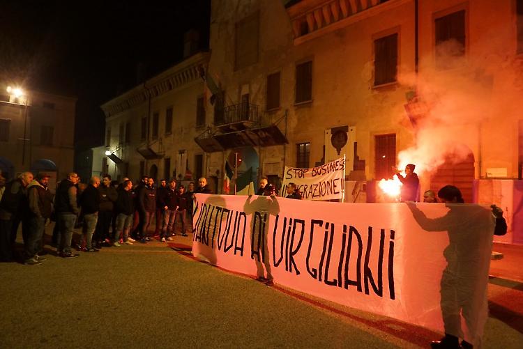 I rivarolesi scendono in piazza contro l'hub per i profughi