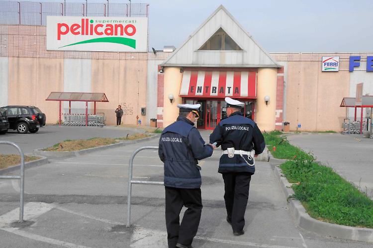Spaccata nel parcheggio del centro commerciale