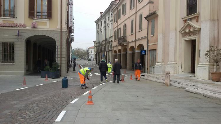 Le auto nell'ex isola pedonale
