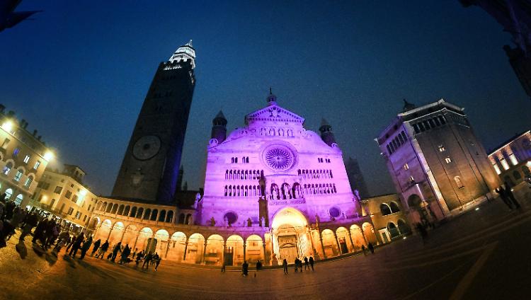 Il duomo s'illumina di viola