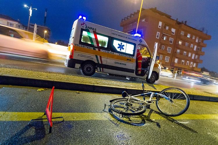 Ciclista travolto da un'auto, paura per un 13enne