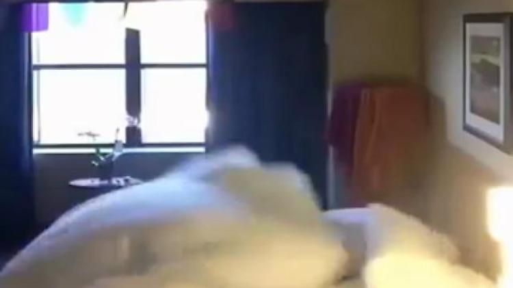 La "buonanotte" della ginnasta: salto mortale per mettersi sotto le coperte