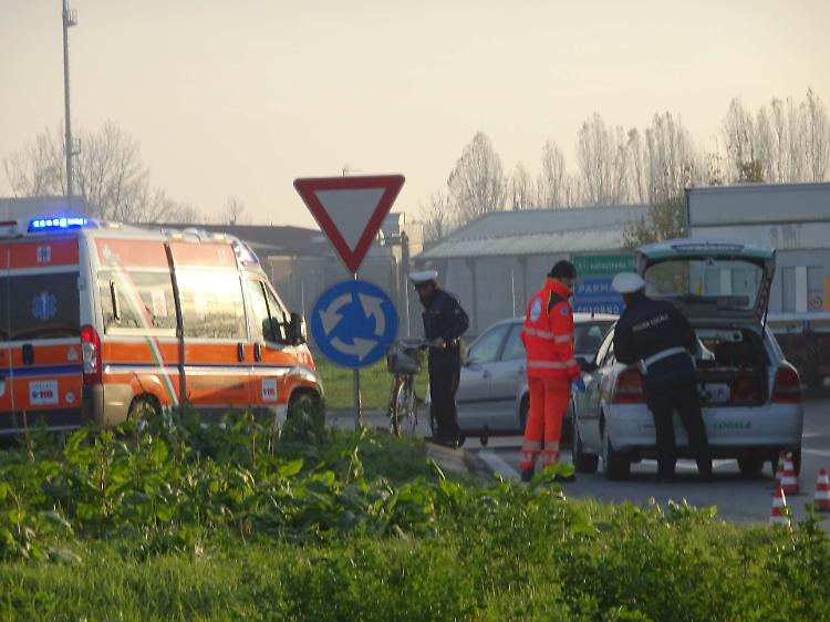 Scontro tra un'auto e una bici alla rotonda Po