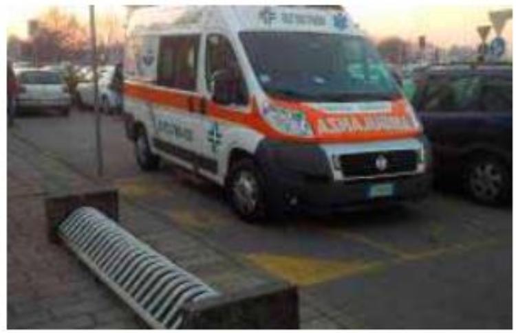 Crema, ambulanza in sosta sugli stalli per disabili