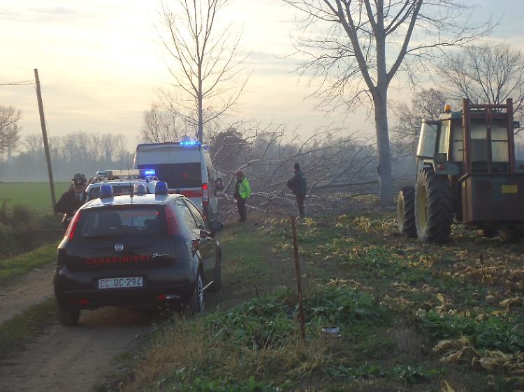 Schiacciato da un ramo, spavento e ferite per un 62enne
