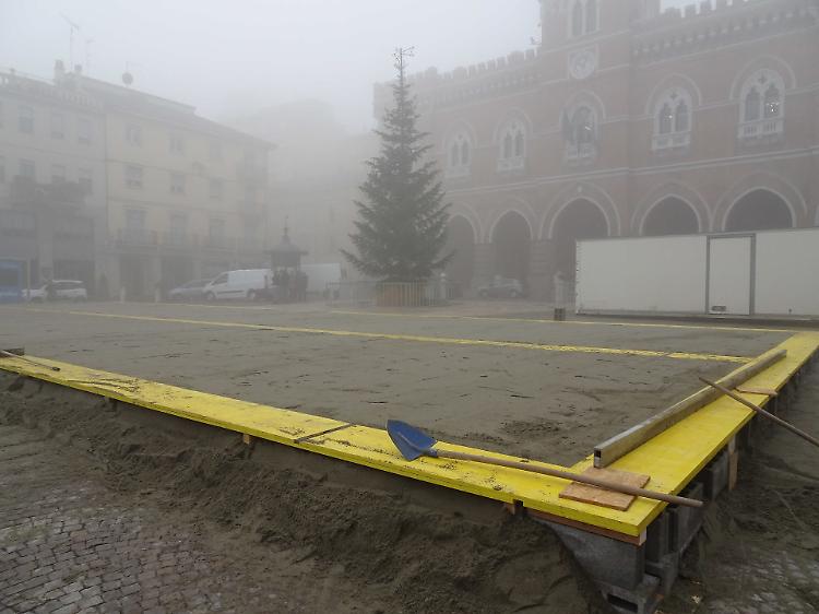 Pista di pattinaggio, operazioni di montaggio: tutti sul ghiaccio da venerdì 4 dicembre a domenica 10 gennaio