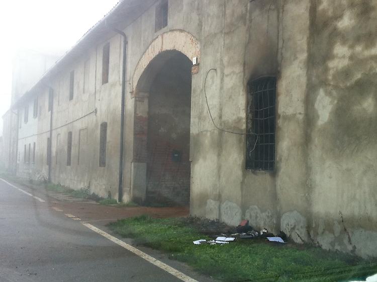 Brace casa dalla stufa: salva una coppia di anziani, casa distrutta dalla fiamme