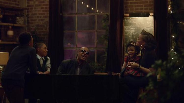 Stevie Wonder e Andra Day: duetto natalizio per lo spot