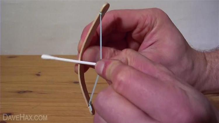 Come creare un arco e una freccia in miniatura. Il video da 9 milioni di clic