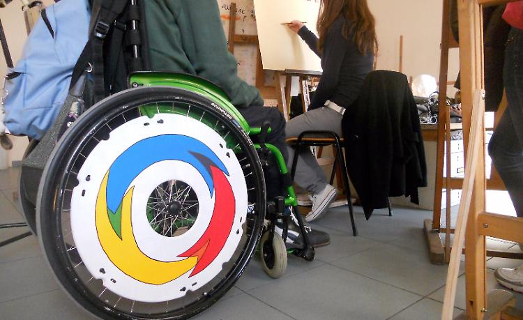 Stanno per esaurirsi i fondi per l'assistenza, da gennaio a rischio la frequenza a scuola. Ledha e Anffas chiedono quale sarà il destino dei 19 studenti iscritti alle superiori