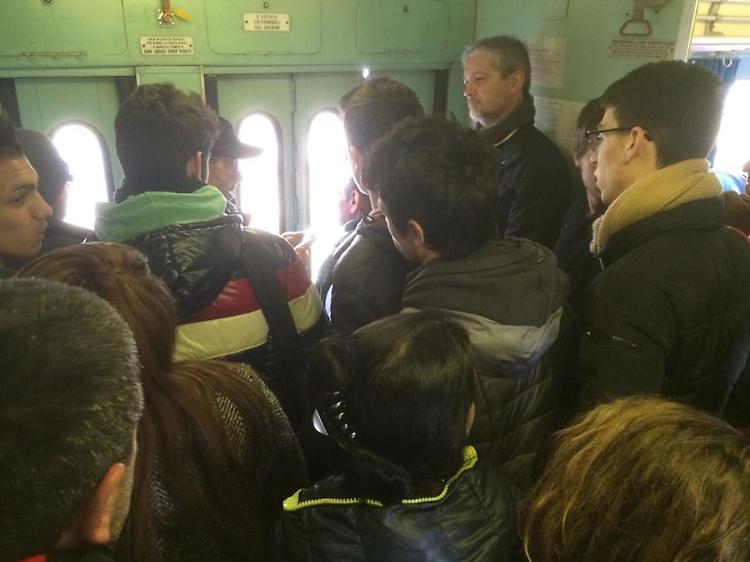 Convoglio per Milano, sviene per la ressa