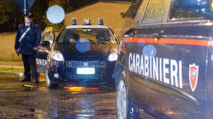 Carabiniere fuori servizio insegue un'auto sospetta, due denunce