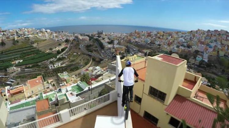 Spagna, pedalata da vertigine: le acrobazie sui tetti di Las Palmas