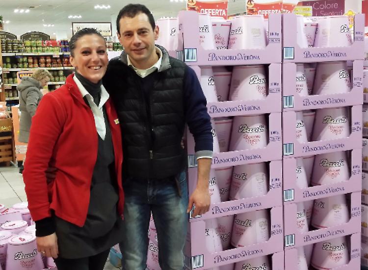 'Miracolato' e regala pandori a tutti