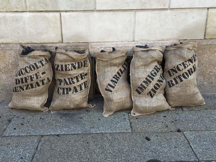 CasaPound 'regala' sacchi di carbone alla Giunta comunale