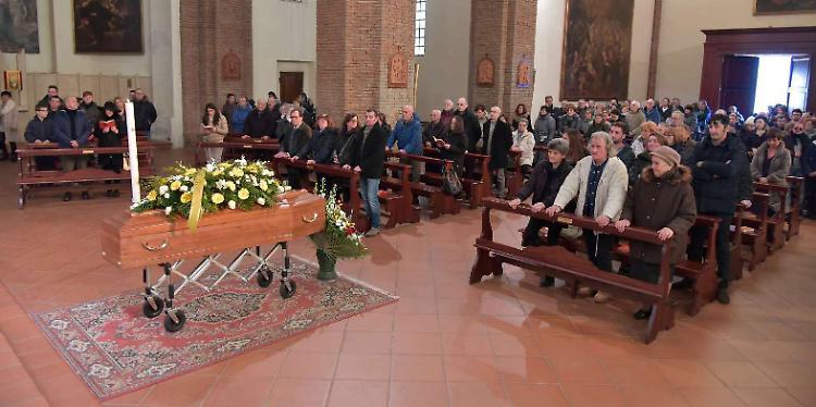 'Gli abbiamo voluto bene', folla per l'addio a Cesare