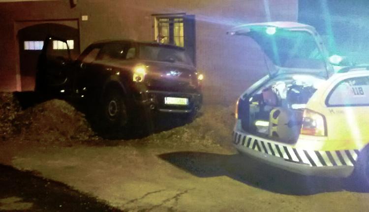 Auto contro la casa del sindaco