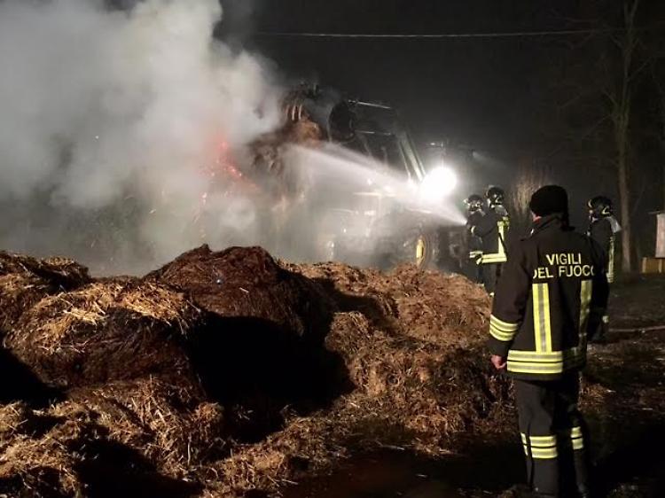 Incendio alla cascina CampazzoGravi danni, morti alcuni vitelligra