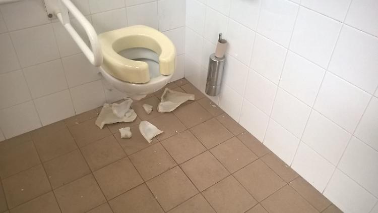 Bagno rotto con i petardi, caccia ai vandali