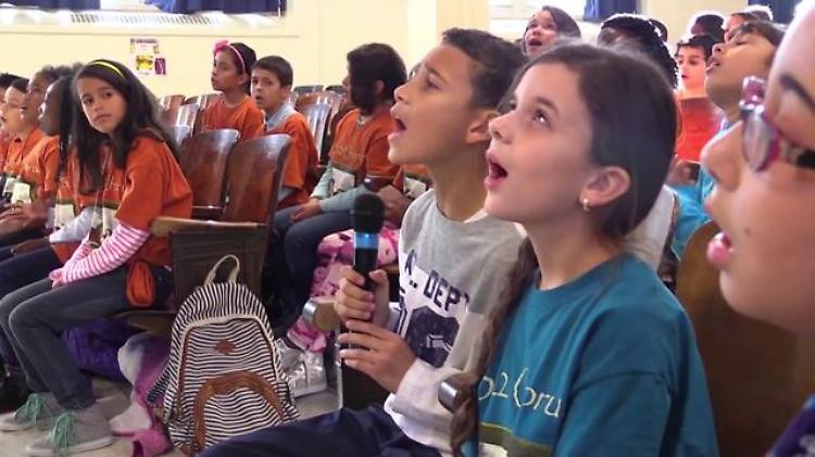 Piccoli coristi carismatici: l'Hallelujah è da brivido