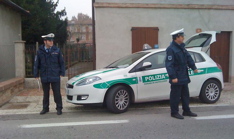 Falsifica polizza: maxi multa, auto confiscata e via la patente