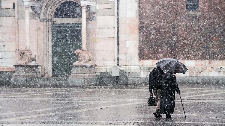 Pioggia e qualche fiocco di nevePre allerta di Prefettura e Comune