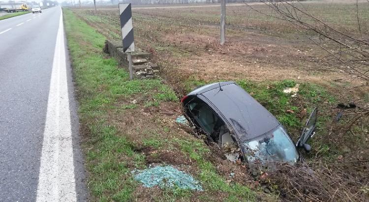 Sbatte contro un muretto e vola nel fosso: paura per una 82enne
