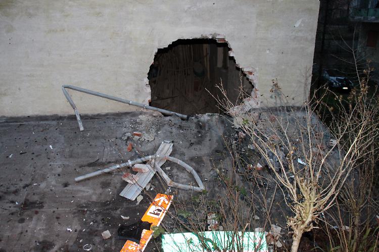 Muro sfondato e rabbia in via Giuseppina